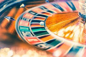 Roda Crazy Time studio live dealer dengan segmen berwarna dan host profesional